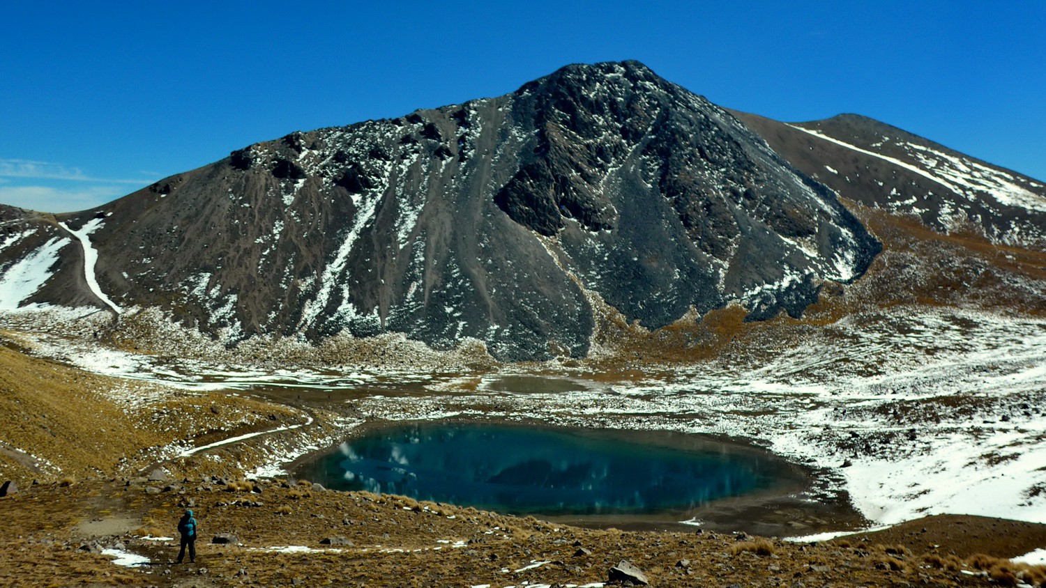 Laguna de la Luna with 4451 meters high Pico del Humbold